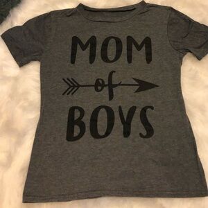 Mom of Boys graphic T-shirt size s